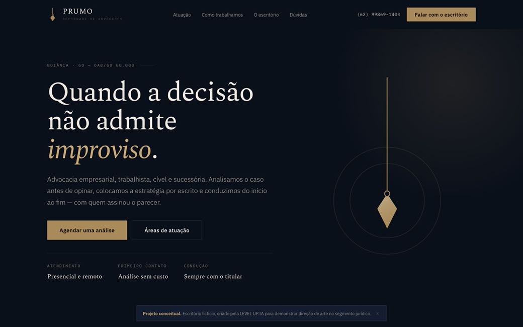 Conceito Prumo Advocacia, tema azul-tinta com fio de prumo em bronze